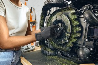 Inteligentny Robot koszący STIHL iMOW 4 EVO automatyczne precyzyjne koszenie małych i średnich trawników Kosiarka_IA020111446_STIHL12